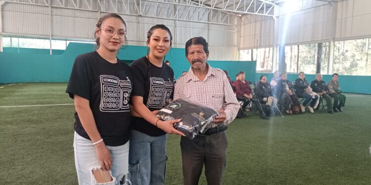 UTSH entregan chamarras a personas mayores