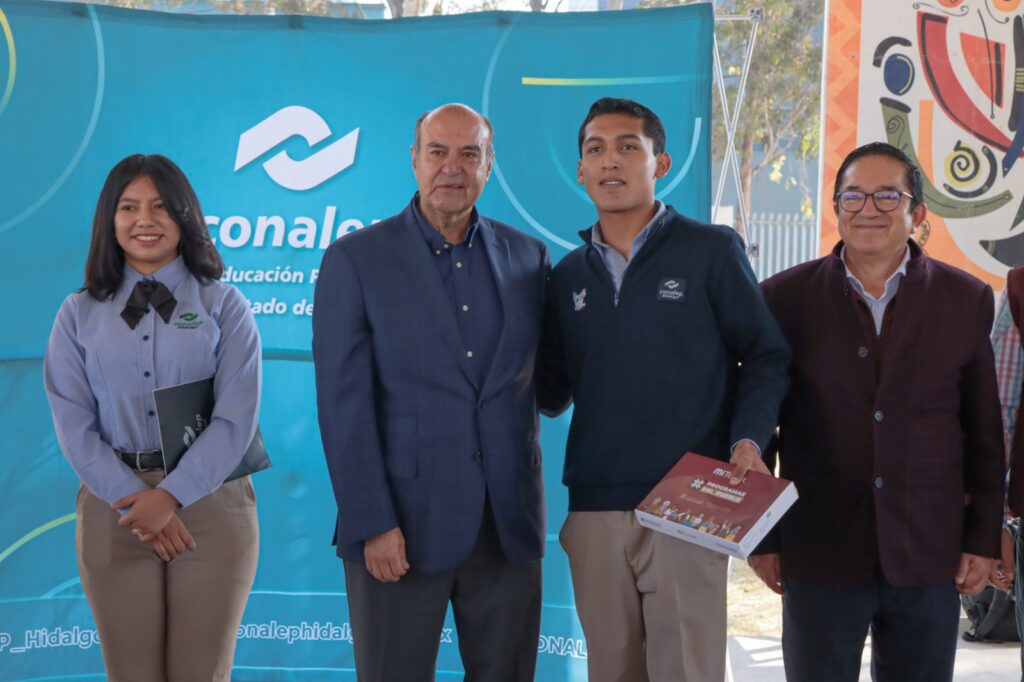 Natividad Castrejón entrega tabletas en Conalep Tizayuca y Villa de Tezontepec