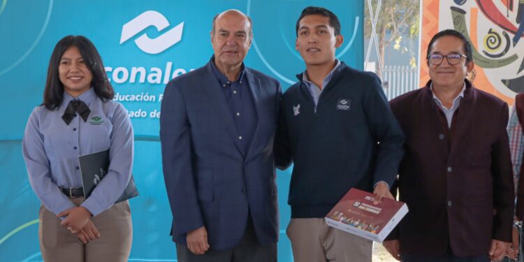 Natividad Castrejón entrega tabletas en Conalep Tizayuca y Villa de Tezontepec