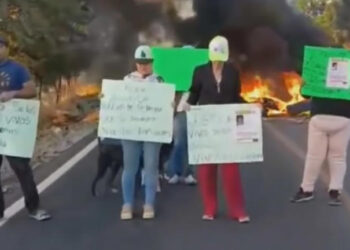 Manifestantes bloquean carretera en Buenavista, Michoacán