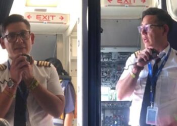 En AICM, piloto de Magnicharters se atrinchera en cabina tras despido