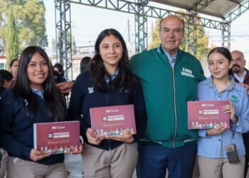 Natividad Castrejón entrega tabletas a estudiantes del Conalep Tulancingo