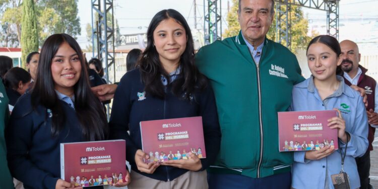 Natividad Castrejón entrega tabletas a estudiantes del Conalep Tulancingo