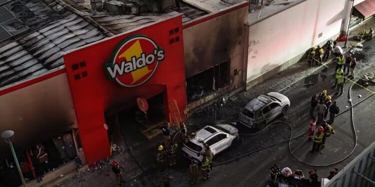 Giran 25 órdenes de aprehensión por incendio en tienda Waldo’s en Sonora