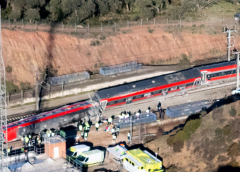 Descarrilamiento de trenes en Córdoba, España, deja al menos 39 muertos.
