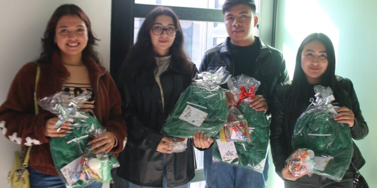 Estudiantes de la UTSH donan sudaderas al Sistema DIF Hidalgo