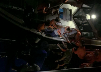 Ferry naufraga con 350 personas y mueren al menos 18, en Filipinas.