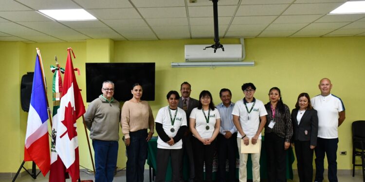 Alumnos de la UTVM viajan a Canadá para formación académica