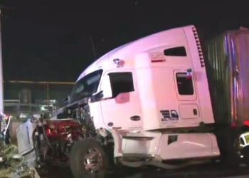 Tráiler robado provoca persecución y accidente sobre la caseta de Tepotzotlán