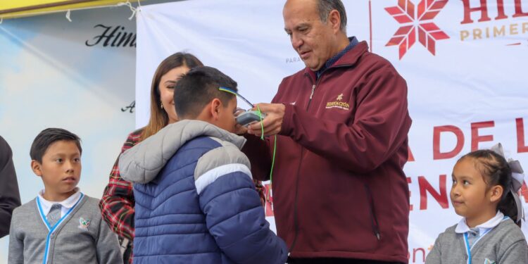 Entrega SEPH más de mil lentes a estudiantes de Tezontepec de Aldama