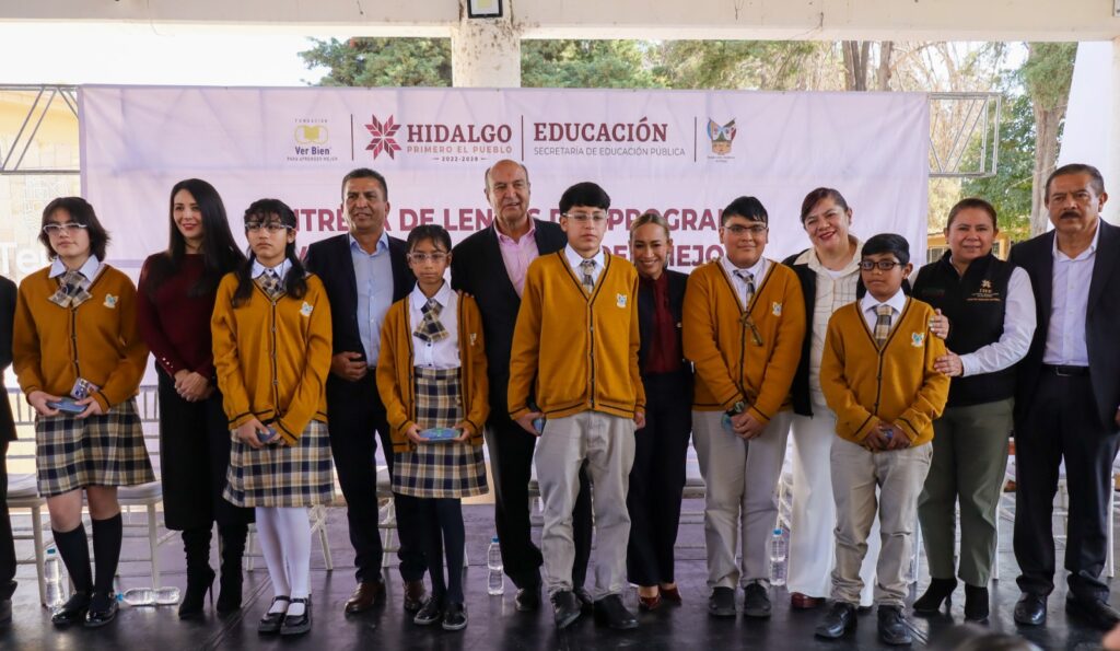 Estudiantes de Tepeji y Atotonilco de Tula reciben lentes para mejorar su aprendizaje