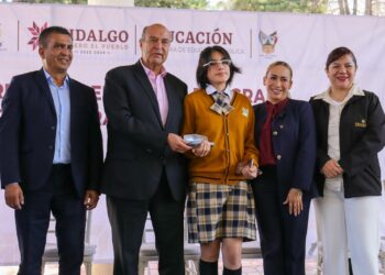 Estudiantes de Tepeji y Atotonilco de Tula reciben lentes para mejorar su aprendizaje