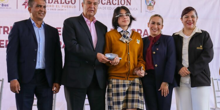 Estudiantes de Tepeji y Atotonilco de Tula reciben lentes para mejorar su aprendizaje