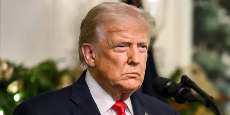 Trump amenaza con imponer aranceles al país que envíe petróleo a Cuba