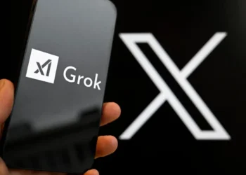 UE abre investigación contra "X" por desnudos generados con Grok