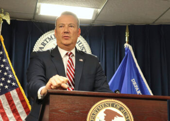 Citan a comparecer a jefe de ICE por arrestos irregulares en Minnesota