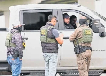 ICE autoriza a agentes ingresar a viviendas sin orden judicial