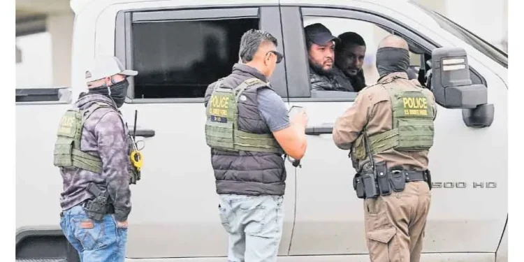 ICE autoriza a agentes ingresar a viviendas sin orden judicial