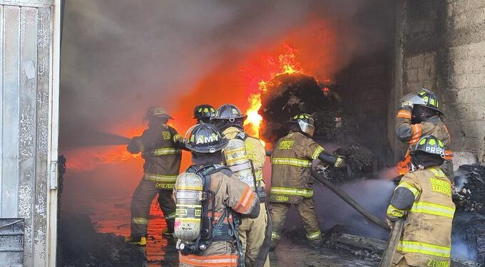 Incendio consume bodega de cartón en Ecatepec, Edomex