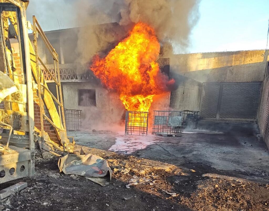 Aparatoso incendio consume bodega de huachicol en La Piedad, Michoacán