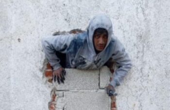 Intento de robo se viraliza; ladrón se queda atorado en hoyo de escape