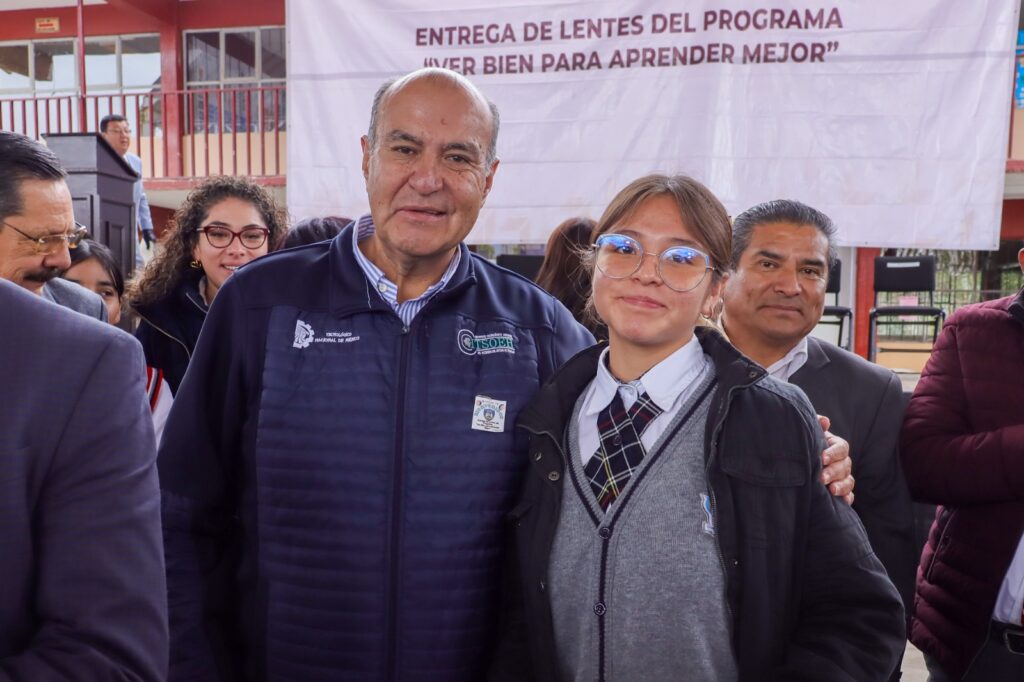 Natividad Castrejón entrega 903 lentes a estudiantes de San Salvador
