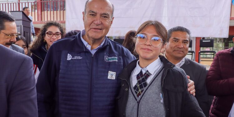 Natividad Castrejón entrega 903 lentes a estudiantes de San Salvador