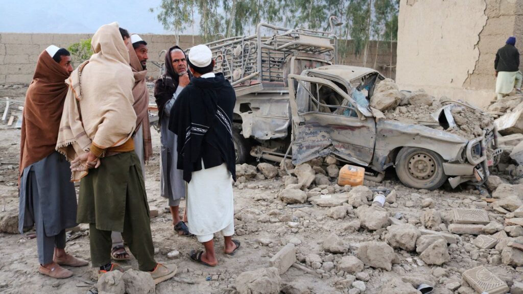 Pakistán declara "guerra abierta" a Afganistán; bombardea Kabul y otras ciudades.