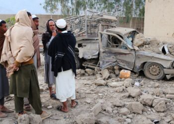 Pakistán declara "guerra abierta" a Afganistán; bombardea Kabul y otras ciudades.