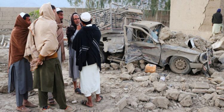 Pakistán declara "guerra abierta" a Afganistán; bombardea Kabul y otras ciudades.