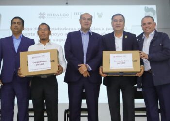 Natividad Castrejón entregó computadoras a docentes afectados por vaguada monzónica