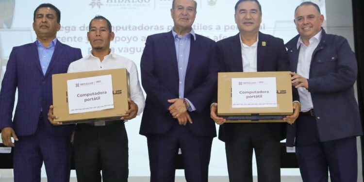 Natividad Castrejón entregó computadoras a docentes afectados por vaguada monzónica