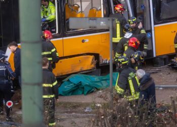 Tranvía se descarrila en Milán y mata a dos peatones; hay múltiples heridos (VIDEO)