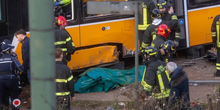 Tranvía se descarrila en Milán y mata a dos peatones; hay múltiples heridos (VIDEO)