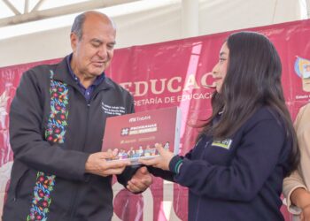 Entregan 2 mil 925 tabletas a estudiantes del Cobaeh