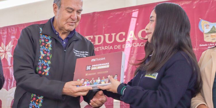 Entregan 2 mil 925 tabletas a estudiantes del Cobaeh