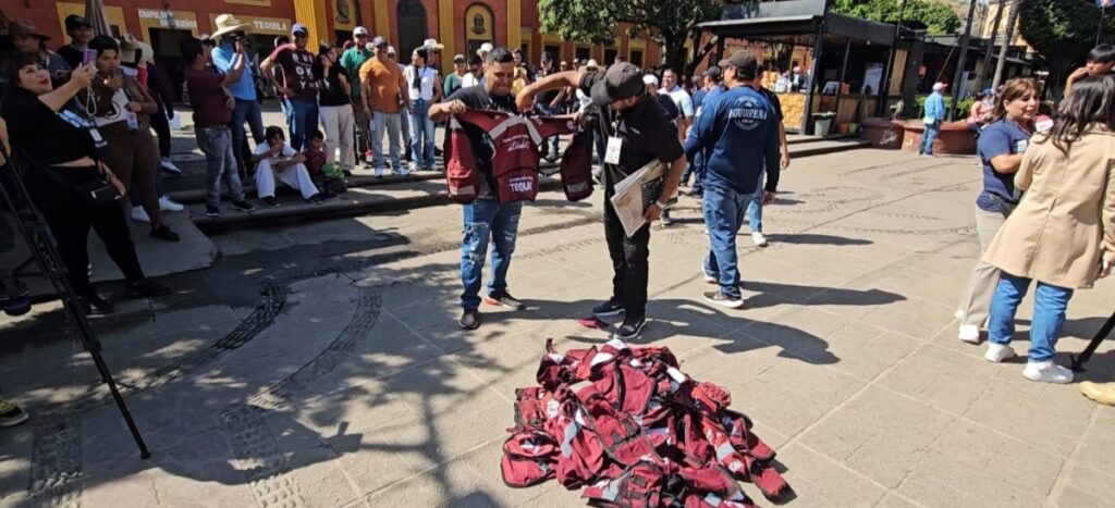 Trabajadores turísticos de Tequila destruyen uniformes impuestos por el alcalde detenido (VIDEO)