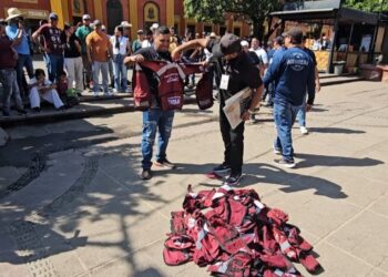 Trabajadores turísticos de Tequila destruyen uniformes impuestos por el alcalde detenido (VIDEO)