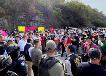 Turistas afectados tras bloqueo de autopista del Sol; exigen retiro de autodefensas
