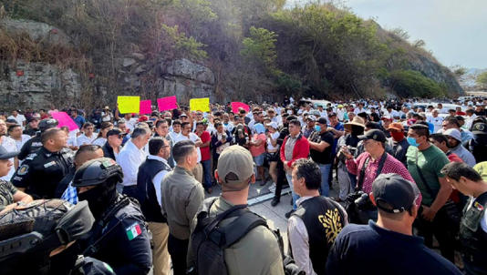 Turistas afectados tras bloqueo de autopista del Sol; exigen retiro de autodefensas