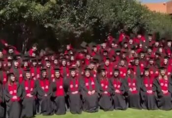 Colapsa estructura durante foto de graduación en la Ibero