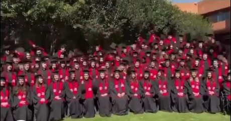 Colapsa estructura durante foto de graduación en la Ibero
