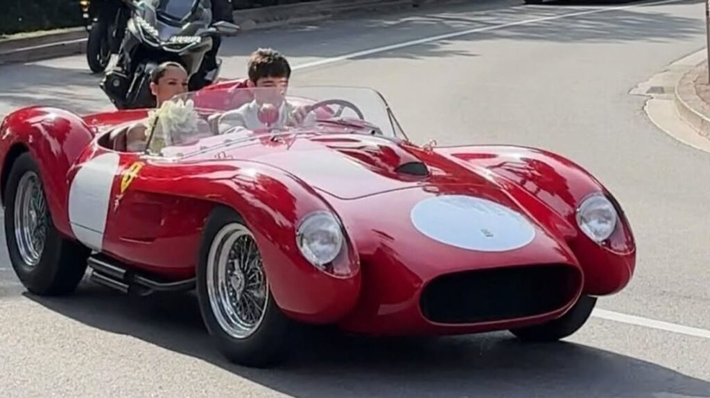 Charles Leclerc y Alexandra Saint Mleux se casaron; recorrieron Mónaco en un Ferrari.