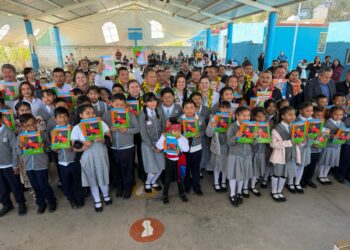 SEP federal y estatal fortalecen educación intercultural con entrega de libros en Hñähñu