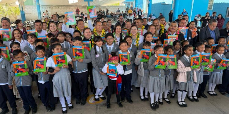 SEP federal y estatal fortalecen educación intercultural con entrega de libros en Hñähñu