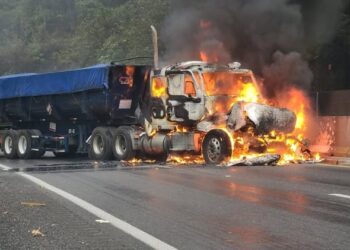 Transportistas anuncian bloqueo nacional tras violencia por muerte de “El Mencho”