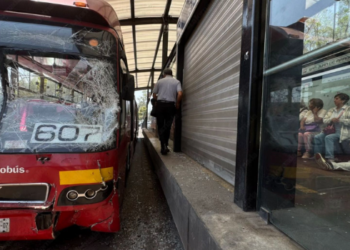 ¡Accidente! Choque entre unidades del Metrobús deja 15 heridos.