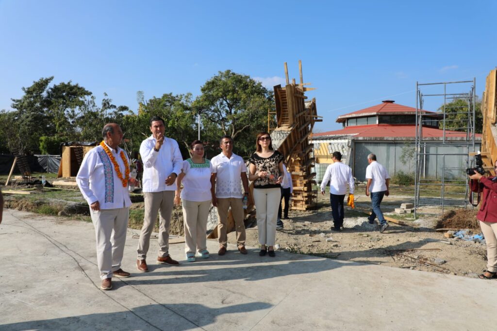 Natividad Castrejón Valdez constató los avances de la construcción del Auditorio con Cancha de Usos Múltiples en la UTHH