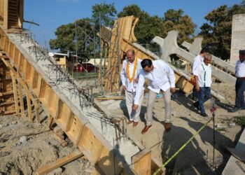 Natividad Castrejón Valdez constató los avances de la construcción del Auditorio con Cancha de Usos Múltiples en la UTHH