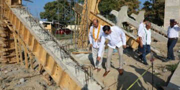 Natividad Castrejón Valdez constató los avances de la construcción del Auditorio con Cancha de Usos Múltiples en la UTHH